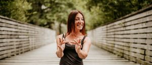 Photo de portrait nature de Céline Loichet avec contacter en LSF