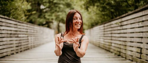 Photo de portrait nature de Céline Loichet avec contacter en LSF